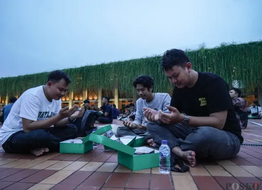 Umat muslim mengikuti buka puasa bersama  yang disediakan Masjid Istiqlal di Jakarta. (Sumber: Poskota/Bilal Nugraha Ginanjar)