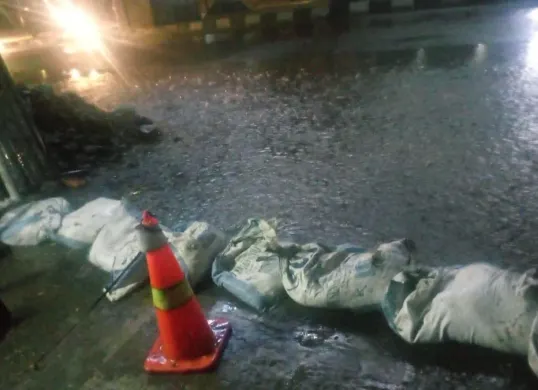 Karung berisikan pasir digunakan jadi penahan air tidak masuk ke kawasan Pasar Cipulir, Kebayoran Lama, Jakarta Selatan. (Sumber: Istimewa)