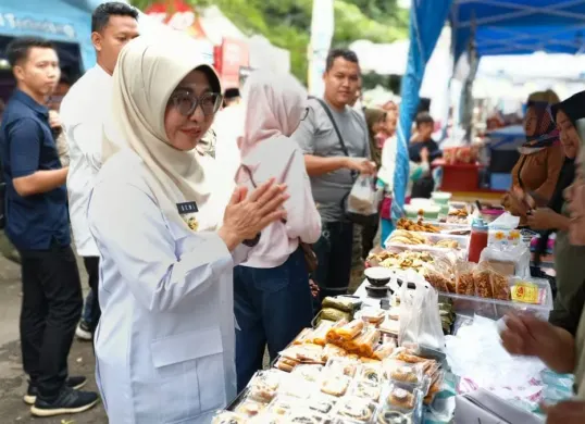 Bupati Pandeglang dan jajarannya saat meninjau aktivitas pelaku UMKM di Bazar Ramadhan Porwan Pandeglang. (Sumber: Dok. Porwan Pandeglang)