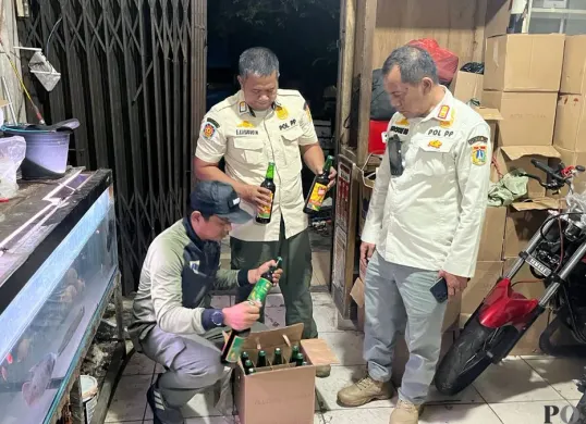 Petugas Satpol PP amankan miras dari warung kelontong yang dijual secara ilegal di kawasan Meruya, Kembangan, Jakarta Barat pada Jumat, 20 Februari 2026. (Sumber: Poskota/Pandi Ramedhan)