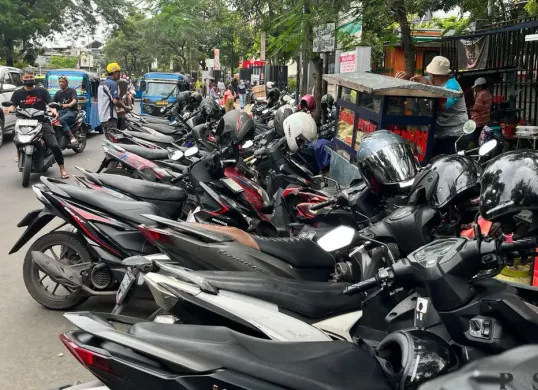 Kendaraan terpakir secara liar di kawasan Pasar Senen, Jakarta Pusat, Sabtu, 21 Februari 2026. (Sumber: Poskota/M. Tegar Jihad)