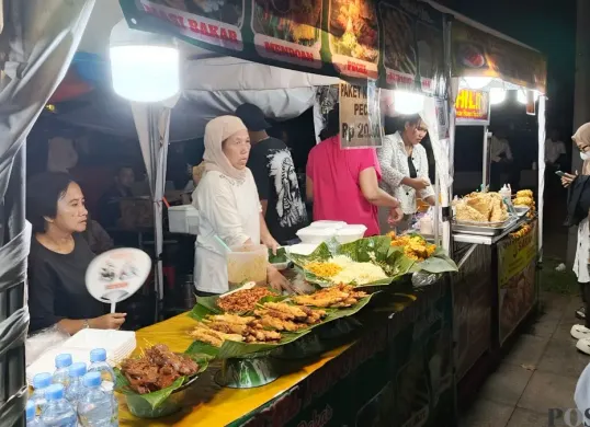Salah sebuah lapak pedagang di Pasar Ramadhan di Masjid Istiqlal, Pasar Baru, Sawah Besar, Jakarta Pusat. (Sumber: Poskota/Ali Mansur)