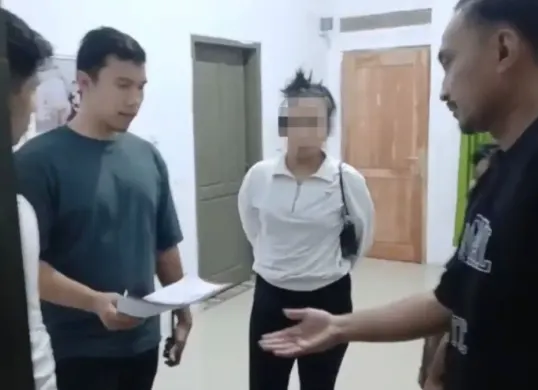 Petugas Unit Pidum mengamankan pelaku penipuan tenaga kerja. (Sumber: Satreskrim Polres Serang)