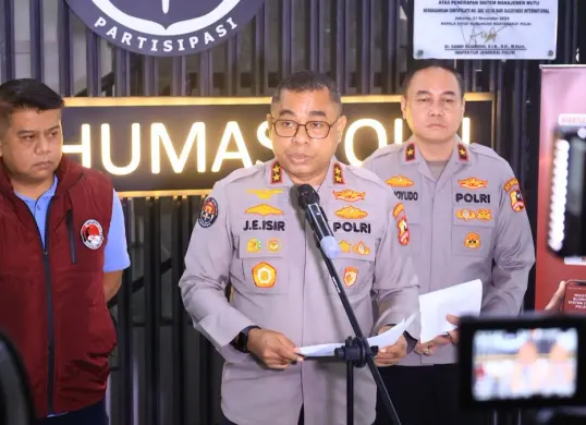 Kepala Divisi Humas Polri, Johnny Eddizon Isir saat memberikan pernyataan tentang anggota Brimob pembunuh siswa di Kota Tual, Maluku. (Sumber: Dok. Mabes Polri)