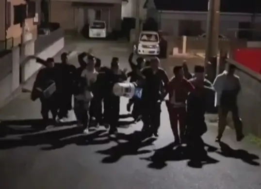 Video sekelompok WNI di Jepang diduga ronda sahur saat tengah malam viral. (Sumber: X/@harukaawake)