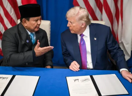 Presiden Prabowo Subianto dan Donald Trump menandatangani perjanjian dagang antara Indonesia dan Amerika Serikat di Washington, D.C., Amerika Serikat pada Kamis, 19 Februari 2026. (Sumber: Setkab)