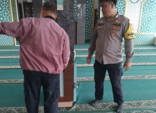 Petugas Polsek Parung memeriksa TKP pencurian uang kotak amal di Masjid Jami Sabilal, Parung, Kabupaten Bogor. (Sumber: Polsek Parung)