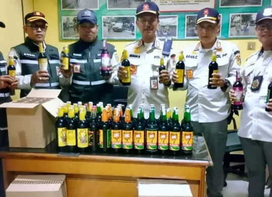 Satpol PP Jakarta Utara bersama TNI-Polri menggelar operasi gabungan minuman keras (Miras) secara serentak di enam wilayah kecamatan. (Sumber: Dok. Kominfotik Pemprov Jakarta)