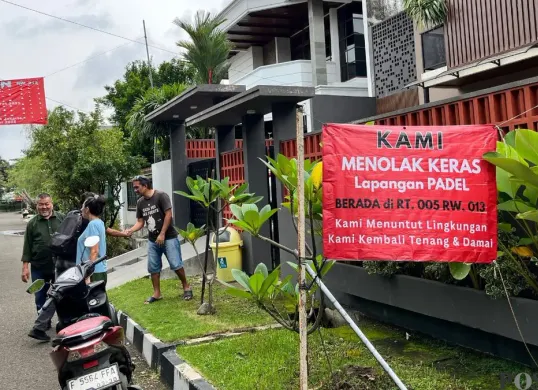 Spanduk Penolakan Lapangan Padel di Pulomas, Jakarta Timur, Minggu, 22 Februari 2026. (Sumber: Poskota/M Tegar Jihad)