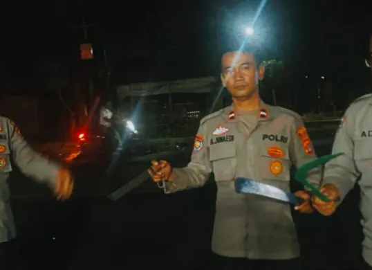 Barang Bukti senjata tajam yang diamankan dari ketujuh remaja. (Sumber: Dok. Polsek Cikande)