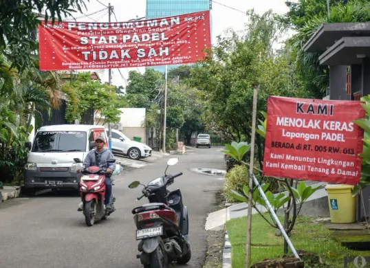 Spanduk penolakan lapangan padel di kawasan permukiman Pulomas, Jakarta Timur. (Sumber: Poskota/Bilal Nugraha Ginanjar)