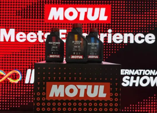 Motul Indonesia mencatat hasil positif di IIMS 2026 dengan meluncurkan oli mobil standar API SQ. (Sumber: Dok. Motul)