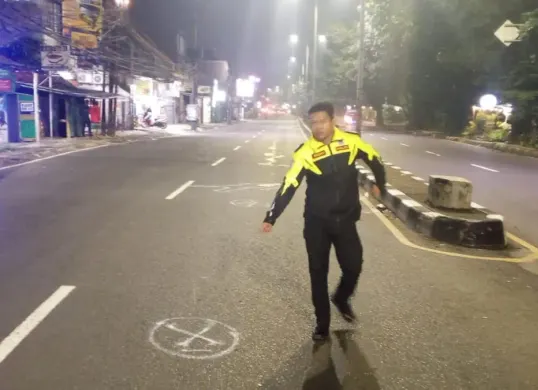 Polisi melakukan olah TKP pasca kecelakaan yang menewaskan seorang pria di Jalan Raya Bogor. (Sumber: Dok. Satlantas Polres Bogor)
