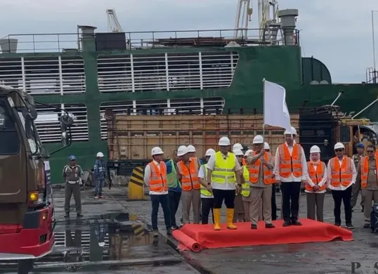 Gubernur DKI Jakarta Pramono Anung saat meninjau kedatangan sapi impor asal Australia di Dermaga 101 Pelabuhan Tanjung Priok, Jakarta Utara, pada Senin, 23 Februari 2026. (Sumber: Poskota/Pandi Ramedhan)