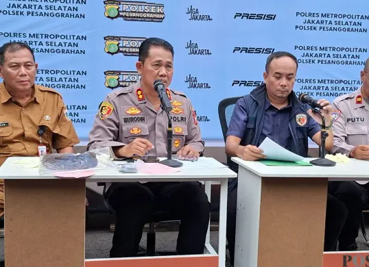 Jumpa pers penangkapan belasan remaja yang terlibat perang sarung di Mapolsek Pesanggrahan, Jakarta Selatan, Selasa, 24 Februari 2026. (Sumber: Poskota/Angga Pahlevi)