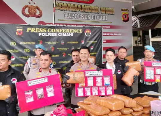Polisi menunjukan sejumlah barang bukti, dalam gelar perkara di Mapolres Cimahi, Jalan Amir Machmud, Selasa 21 Februari 2026. (Sumber: Poskota/Gatot Poedji Utomo)