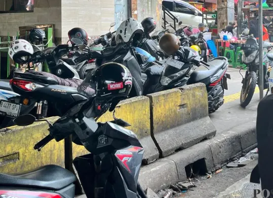 Parkir liar di Tanah Abang, Jakarta Pusat, Selasa, 24 Februari 2026. (Sumber: Poskota/M Tegar Jihad)