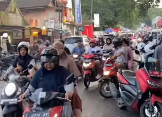 Suasana sore hari di kawasan Jalan Rt Hardiwinangung, Rangkasbitung, Lebak. (Sumber: Poskota/Samsul Fatoni)