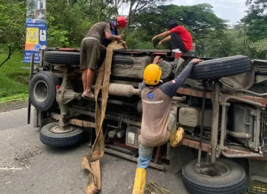 Petugas mengevakuasi truk terguling di Jalan MH. Thamrin, Sentul City, Babakan Madang, Kabupaten Bogor, Selasa, 24 Februari 2026. (Sumber: Dok. Damkar Bogor)