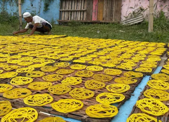 Kerupuk mie dijemur pabriknya di wilayah Kampung Kaumpandak, Desa Karadenan, Kecamatan Cibinong, Kabupaten Bogor. (Sumber: Poskota/Giffar Rivana)