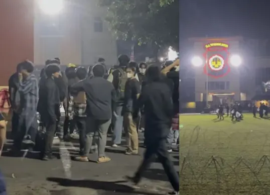 Ratusan demonstran menggelar aksi malam di Mapolda DIY menuntut aparat bertindak humanis. Aksi sempat ricuh dengan perusakan pagar dan coretan protes. (Sumber: Instagram/@gejayanmemanggil)