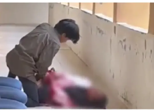 Tangkapan layar insiden pembacokan di Universitas Islam Negeri Sultan Syarif Kasim Riau, pada Kamis pagi, 26 Februari 2026. (Sumber: X/@RajaNggang)