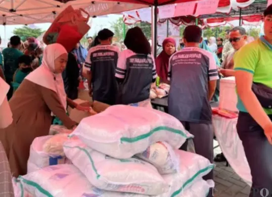 Warga Cibinong, Kabupaten Bogor menyerbu program GPM yang digelar di halaman Masjid Nurul Wathon, Kecamatan Cibinong, Kabupaten Bogor. (Sumber: Poskota/Giffar Rivana)