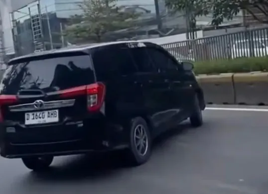Aksi ugal-ugalan seorang pengemudi mobil Toyota Calya hitam di Jalan Gunung Sahari Raya, Sawah Besar, Jakarta Pusat. (Sumber: Instagram/@lintasjakartaupdate)