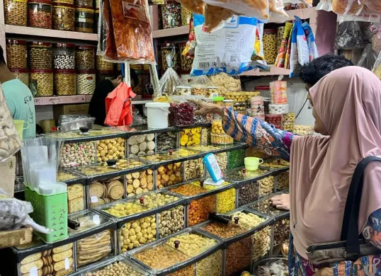 Pembeli kue lebaran di Pasar Jatinegara, Jakarta Timur, Kamis, 26 Februari 2026. (Sumber: Poskota/M Tegar Jihad)
