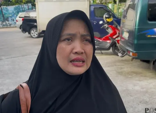 Nurul Arifah, ibu dari korban dan juga pelaku kasus pembunuhan kakak beradik di kawasan Kelapa Gading, Jakarta Utara, Kamis, 26 Februari 2026. (Sumber: Poskota/Pandi Ramedhan)