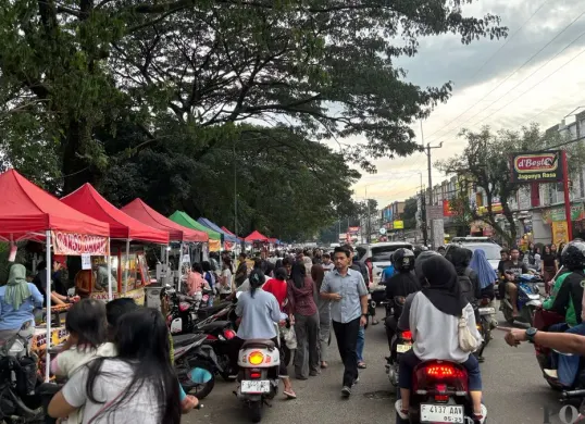 BBPOM Jakarta bersama Pemkot Jakpus melakukan pengecekan pangan takjil di Benhil, Jakarta Pusat pada Kamis, 26 Februari 2026. (Sumber: Poskota/M Tegar Jihad)