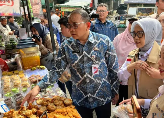 BBPOM di Jakarta bersama Pemkot Jakpus melakukan pengecekan pangan takjil di Bendungan Hilir (Benhil), Jakarta Pusat, Kamis, 26 Februari 2026. (Sumber: Poskota/M Tegar Jihad)