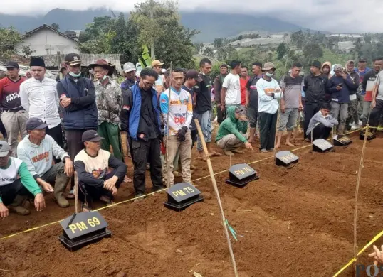 Prosesi pemakaman korban longsor Pasirlangu yang tak teridentifikasi pada Jumat, 27 Februari 2026. (Sumber: Poskota/Gatot Poedji Utomo)