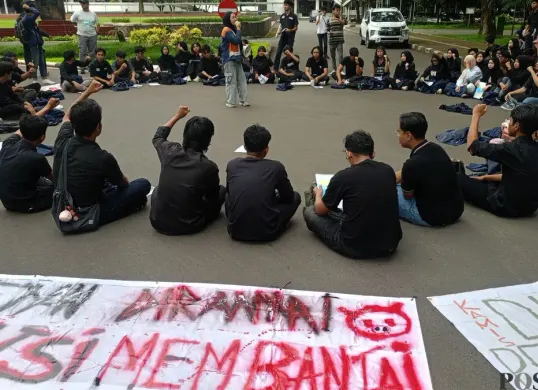 Puluhan mahasiswa IPB gelar aksi desak Polri lakukan reformasi total. (Sumber: Poskota/Giffar Rivana)