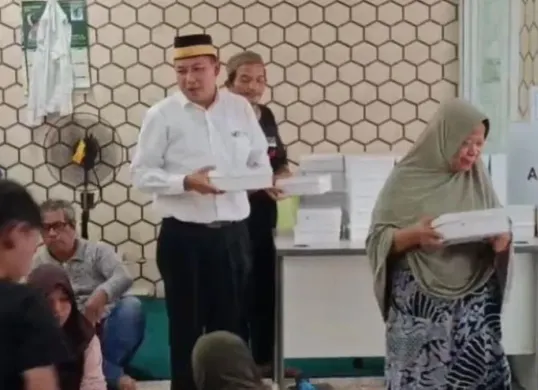 Ketua LDNU DKI Jakarta Masruhin Abdul Majid saat membagikan takjil. (Sumber: Dok. LDNU DKI Jakarta)