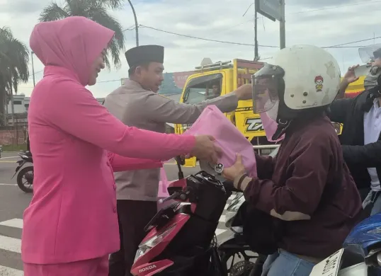 Kapolres Serang AKBP Andri Kurniawan bersama Ketua Pengurus Bhayangkari Cabang Serang membagikan takjil. (Sumber: Dok. Humas Polres Serang)