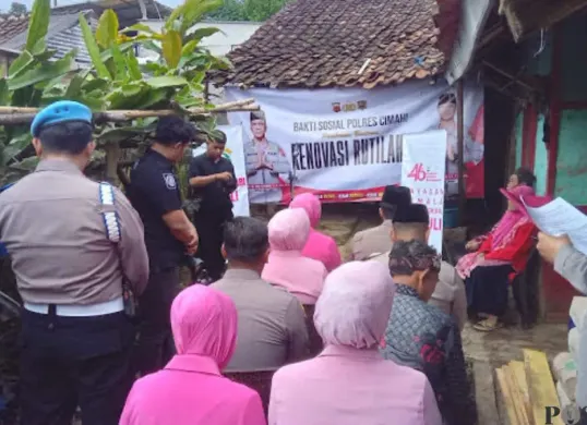 Bakti Sosial Polda Jabar dan Polres Cimahi Bantu Renovasi Rutilahu. (Sumber: Poskota/Gatot Poedji Utomo)