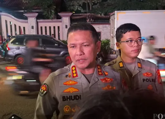Kepala Bidang Humas Polda Metro Jaya, Kombes Budi Hermanto saat ditemui di lokasi aksi unjuk rasa di Jalan Trunojoyo, Jakarta Selatan, Jumat, 27 Februari 2026. (Sumber: Poskota/Ali Mansur)
