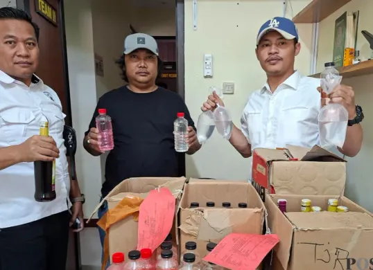 Kepolisian Tajurhalang menyita puluhan miras oplosan saat Ramadhan. (Sumber: Poskota/Angga Pahlevi)