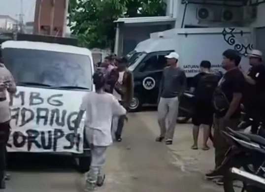 Sejumlah warga Pati melakukan aksi unjuk rasa di SPPG Tlogowungu 1 terkait dugaan korupsi menu MBG. (Sumber: Instagram/@suaraakarrumput)