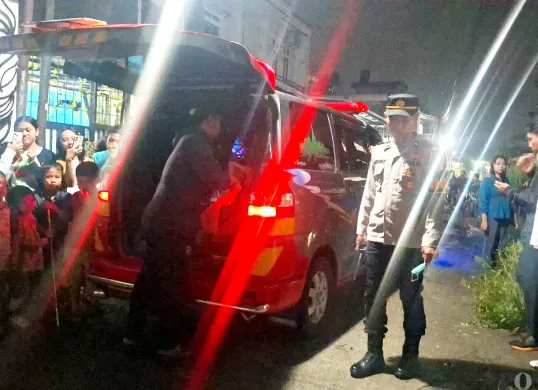 Evakuasi jasad bayi tak berdosa dibuang ke aliran irigasi dibawa menggunakan mobil ambulan ke RS PMI Bogor. (Sumber: Poskota/ Angga Pahlevi)