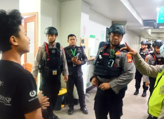 Polisi meminta keterangan korban pengeroyokan di Jalan Margonda, Pondok Cina, Beji, Kota Depok pada Rabu, 31 Desember 2025 (Sumber: Polres Metro Depok)