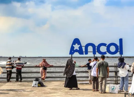Beragam pilihan tempat makan seafood di Ancol, Jakarta Utara, menawarkan menu hasil laut dengan suasana yang berbeda, mulai dari restoran tepi pantai hingga kawasan kuliner malam. (Sumber: Poskota/Dhiya Ahmad Fauzan)