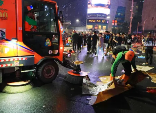 Penanganan sampah oleh DLH DKI Jakarta saat malam pergantian tahun baru pada Kamis, 1 Januari 2025. (Sumber: Istimewa)