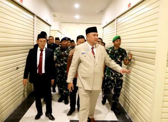 Bupati Bogor, Rudy Susmanto saat meninjau perkantoran dinas baru di Vivo Mal, Sukaraja. (Sumber: Pemkab Bogor)