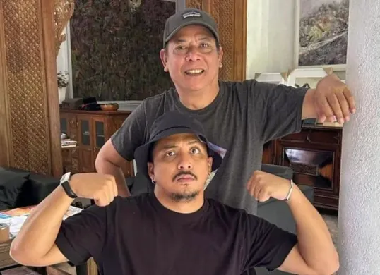 Penyanyi Sal Priadi tengah menjadi sasaran warganet X setelah fotonya bersama sastrawan Sitok Srengenge beredar luas di media sosial. (Sumber: Instagram/@1srengenge)