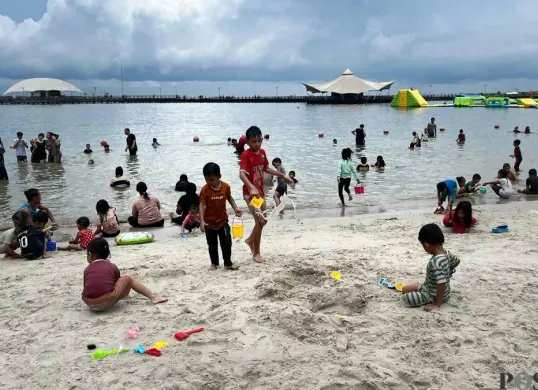 Situasi Pantai Ancol, Jakarta Utara, Jumat, 2 Januari 2025. (Sumber: Poskota/M Tegar Jihad)