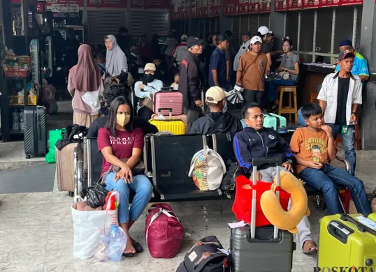 Suasna di Terminal Bus AKP Kalideres, Jakarat Barat, saat momen Nataru 2025/2026. (Sumber: Poskota/Pandi Ramedhan)
