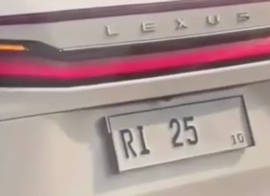 Mobil Lexus berplat RI 25 diduga serobot antrian di GT Cilandak (Sumber: Instagram/@jktinfoid)