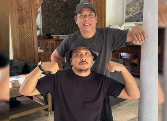 Sal Priadi akhirnya angkat bicara soal foto bersama Sitok Srengenge yang viral. Ia menegaskan tidak membela dan akan lebih bijak di ruang publik. (Sumber: X/@mekitron)